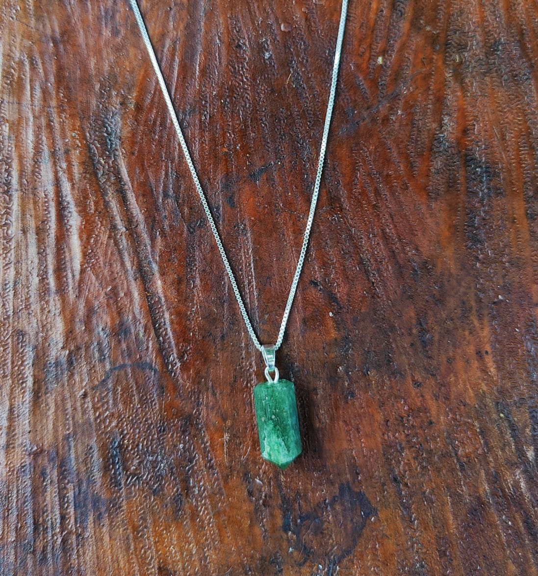Colar de ponta de cristal de quartzo verde -  Folheado a prata