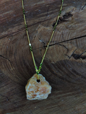 Colar com Pingente de Calcita Laranja - Folheado a ouro