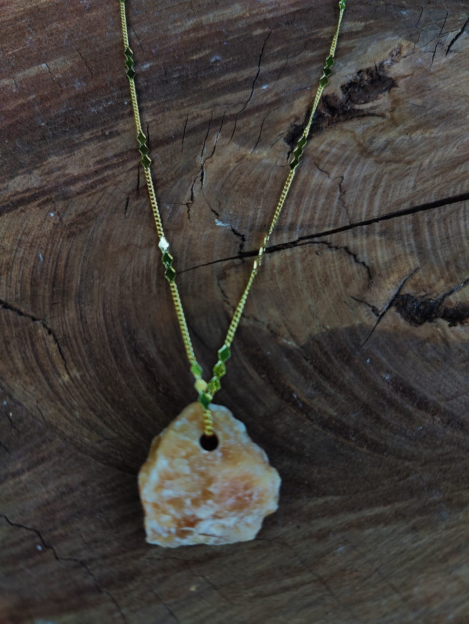 Colar com Pingente de Calcita Laranja - Folheado a ouro