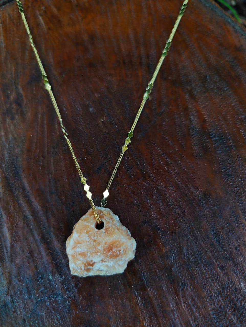 Colar com Pingente de Calcita Laranja - Folheado a ouro