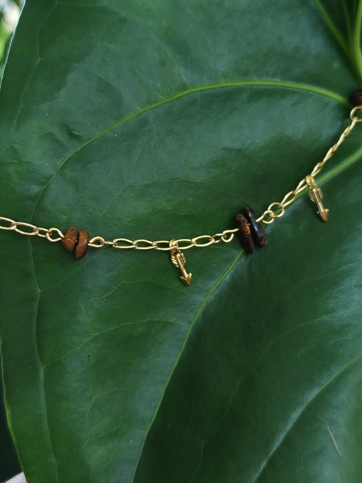 Pulseira com Pingentes de Olho de Tigre com Corrente Folheada a Ouro
