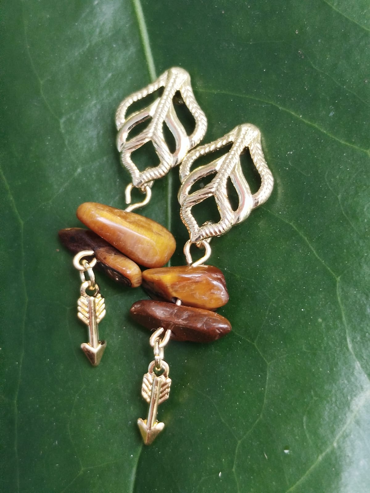 Brinco com Pingentes de Olho de Tigre com Detalhes Folheados a Ouro